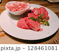 焼肉、生肉、霜降り肉 128461081