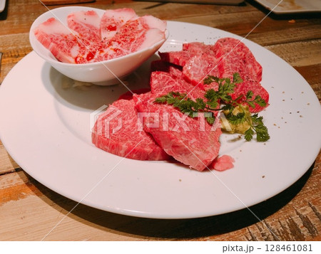 焼肉、生肉、霜降り肉 128461081