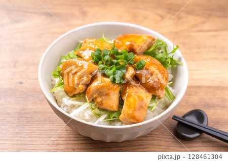 鶏肉のしょうが焼き丼 鶏肉のしょうが焼き丼 128461304
