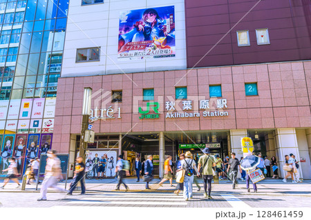 日本の東京都市景観 インバウンド続く…外国人観光客らで賑わう秋葉原 128461459