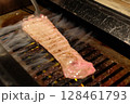 焼肉から美味しそうな煙が出ている画像 128461793
