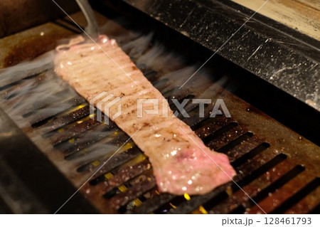 焼肉から美味しそうな煙が出ている画像 128461793