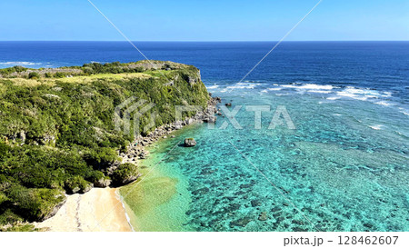 絶景の沖縄の青い海と空 うるま市 果報バンタ 128462607