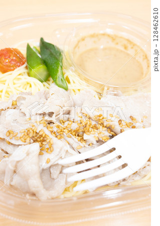 美味しいコンビニの胡麻だれ豚しゃぶパスタ 美味しいコンビニの胡麻だれ豚しゃぶパスタ 128462610