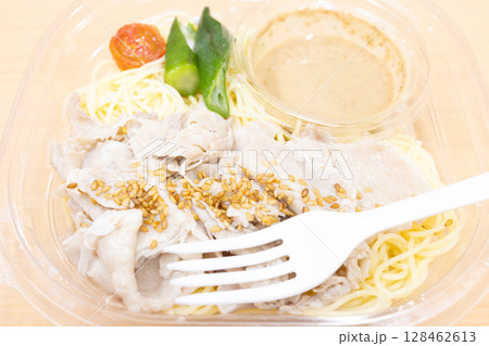 美味しいコンビニの胡麻だれ豚しゃぶパスタ 美味しいコンビニの胡麻だれ豚しゃぶパスタ 128462613