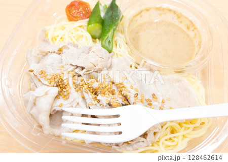 美味しいコンビニの胡麻だれ豚しゃぶパスタ 美味しいコンビニの胡麻だれ豚しゃぶパスタ 128462614