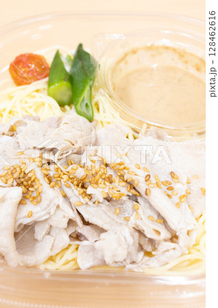 美味しいコンビニの胡麻だれ豚しゃぶパスタ 美味しいコンビニの胡麻だれ豚しゃぶパスタ 128462616