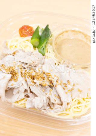 美味しいコンビニの胡麻だれ豚しゃぶパスタ 美味しいコンビニの胡麻だれ豚しゃぶパスタ 128462617