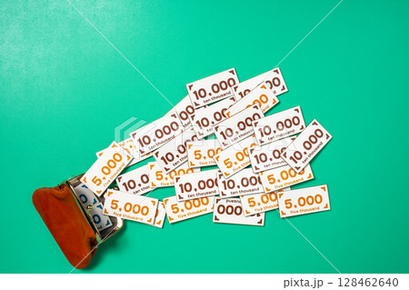 財布から飛び出したおもちゃのお金 財布から飛び出したおもちゃのお金 128462640