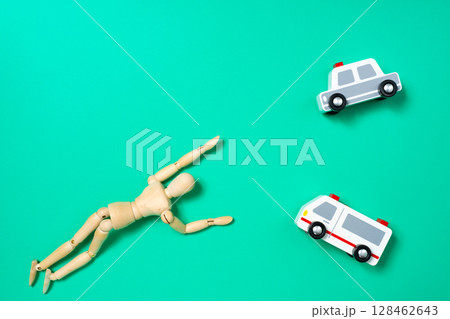 倒れたデッサン人形と救急車とパトカー 128462643