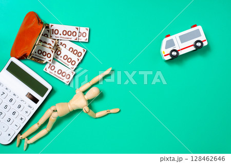 倒れたデッサン人形と救急車で医療費のイメージ 128462646