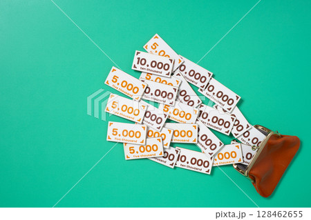 財布に飛び込むもしくは飛び出すおもちゃのお金 財布に飛び込むもしくは飛び出すおもちゃのお金 128462655