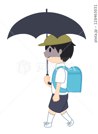 日傘をさして登校、下校する小学生男子 128463031