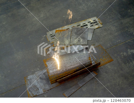 Laser cleaning of metal surfaces. Laser cleaning metal from rust. Glowing laser beam cleaning metal from rust. Laser removes removing old rust from metal. Innovation metalworking. New technologies Laser cleaning of metal surfaces. Laser cleaning metal from rust. Glowing laser beam cleaning metal from rust. Laser removes removing old rust from metal. Innovation metalworking. New technologies 128463070