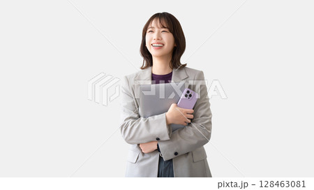 パソコンとスマートフォンを持つ笑顔の女性 パソコンとスマートフォンを持つ笑顔の女性 128463081