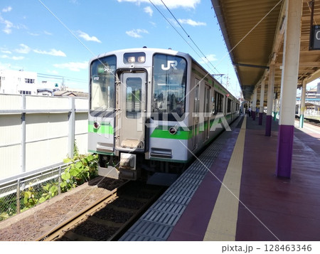 弥彦駅に停車中のE127系電車 弥彦駅に停車中のE127系電車 128463346