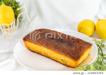 シンプルなパウンドケーキ 128463364