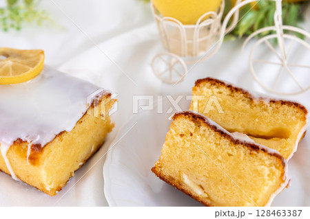 カットされたレモンケーキの断面（ふんわり焼き菓子・白背景） 128463387