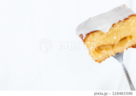 食べかけのレモンケーキ(フォーク付き/ナチュラルな光) 食べかけのレモンケーキ(フォーク付き/ナチュラルな光) 128463390