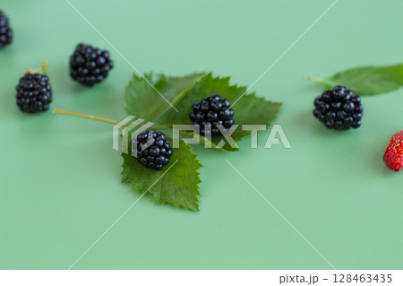 Blackberries with green leaves for a healthy eating concept 128463435