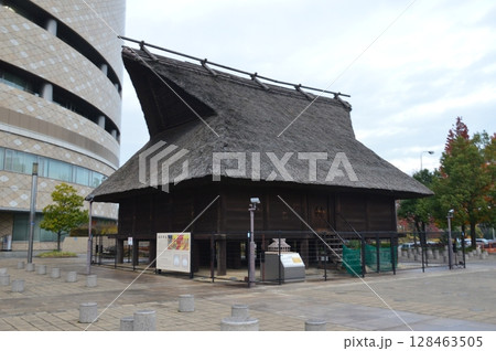 5世紀の大型高床建物(復元)（法円坂遺跡／大阪府大阪市中央区大手前4） 128463505