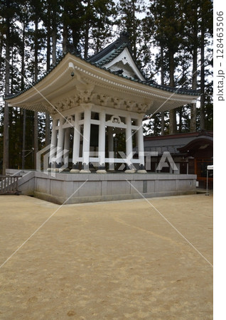 大塔の鐘・白鐘楼(壇上伽藍・高野山/和歌山県伊都郡高野町高野山) 大塔の鐘・白鐘楼(壇上伽藍・高野山/和歌山県伊都郡高野町高野山) 128463506