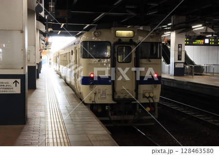 キハ140形気動車　JR九州色　ホームに停車中のディーゼルカー 128463580