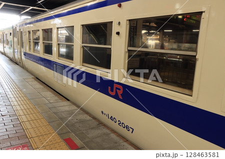 キハ140形気動車　JR九州色　ホームに停車中のディーゼルカー 128463581