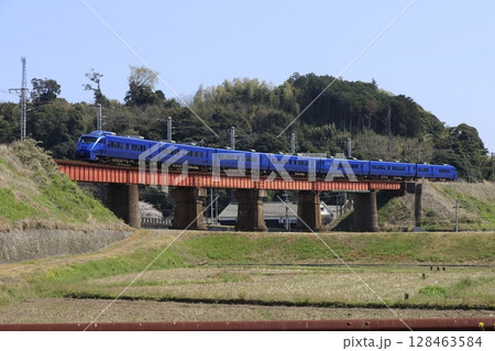 大分を走る特急ソニック883系特急列車 128463584