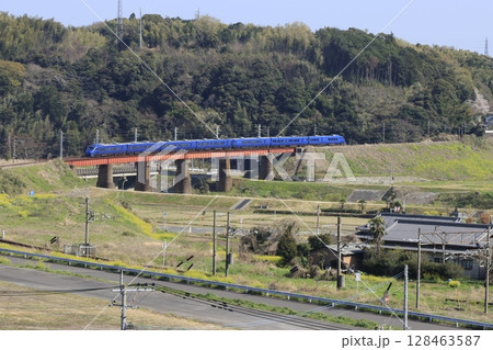 大分を走る特急ソニック883系特急列車 128463587