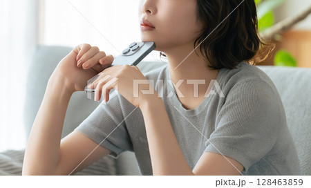 スマートフォンを持って考える女性 スマートフォンを持って考える女性 128463859