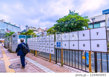 日本の横浜都市景観 相鉄横浜駅前の喫煙所横。横浜市長選挙ポスター掲示場。投票日8月3日 128464091