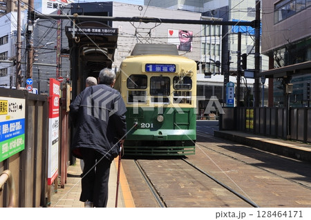 長崎の路面電車と乗客 128464171