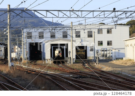 国鉄型車両が格納されたJR九州の検車庫 国鉄型車両が格納されたJR九州の検車庫 128464178