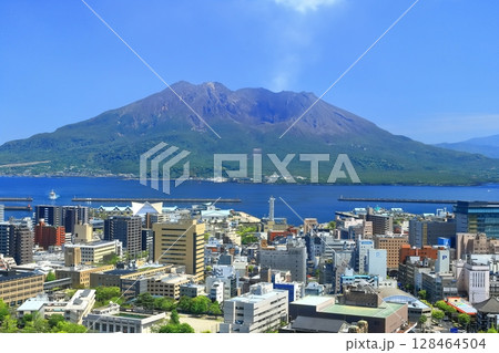 【鹿児島県】城山公園展望台から見た桜島と鹿児島市街の街並み 128464504