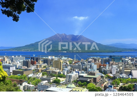 【鹿児島県】城山公園展望台から見た桜島と鹿児島市街の街並み 【鹿児島県】城山公園展望台から見た桜島と鹿児島市街の街並み 128464505