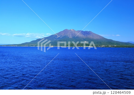 【鹿児島県】桜島フェリーから見た晴天の桜島 128464509