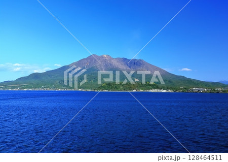 【鹿児島県】桜島フェリーから見た晴天の桜島 128464511