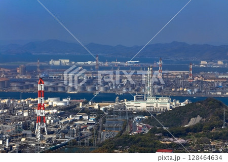 【岡山県】鷲羽山から見た水島臨海工業地帯(水島コンビナート) 【岡山県】鷲羽山から見た水島臨海工業地帯(水島コンビナート) 128464634