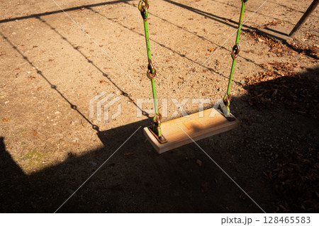 午後のブランコ、子供のいない遊具 128465583