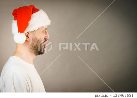Bearded man in santa claus hat 128465651
