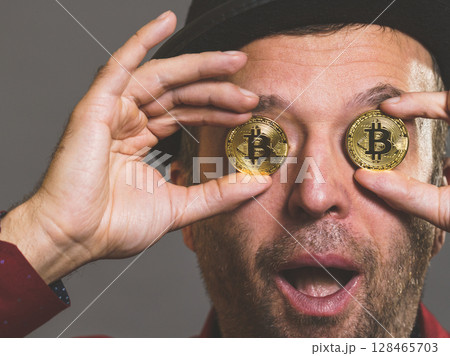 Man having bitcoin in eye 128465703