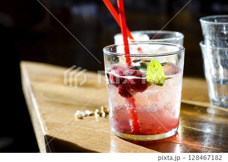 しゅわしゅわフルーツジュース 128467182