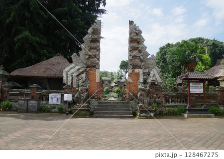 インドネシア　バリ島　ウブドのサムアンティガ寺院 128467275