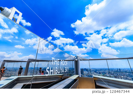 東京 渋谷区 渋谷スクランブルスクエアの展望施設 SHIBUYA SKY(渋谷スカイ)から見た夏空 東京 渋谷区 渋谷スクランブルスクエアの展望施設 SHIBUYA SKY(渋谷スカイ)から見た夏空 128467344