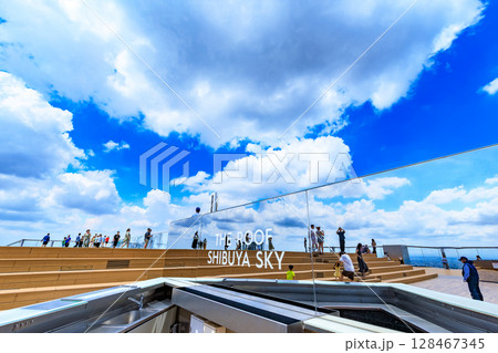 東京　渋谷区　渋谷スクランブルスクエアの展望施設 SHIBUYA SKY（渋谷スカイ）から見た夏空 128467345