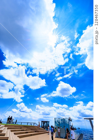 東京　渋谷区　渋谷スクランブルスクエアの展望施設 SHIBUYA SKY（渋谷スカイ）から見た夏空 128467350