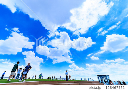 東京　渋谷区　渋谷スクランブルスクエアの展望施設 SHIBUYA SKY（渋谷スカイ）から見た夏空 128467351