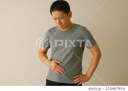 お腹の不調を感じる人 128467654