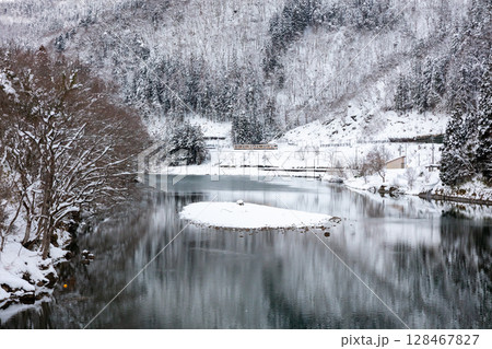 【高山本線】雪景色の奥飛騨を走行する普通列車 128467827